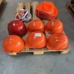partij oranje hoeden, zonnekleppen en bouwhelmen