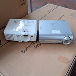 2x Beamer, Mitsubishi En Toshiba, EX200U en TDP-S35