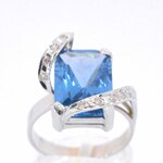 Witgouden diamanten ring met een blauwe edelsteen