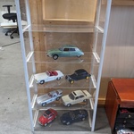 7x Schaalmodel in vitrinekast o.a. Citroen, Mercedes, Aston Martin, Fi