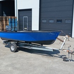 Toer boot met buitenboordmotor en trailer