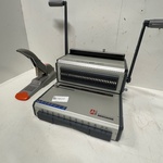 Inbindmachine en nietmachine