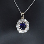 Gouden hanger met een blauwe edelsteen en natuurlijke witte diamanten