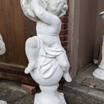 Tuinbeeld putti met Tamboerijn