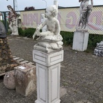 Tuinbeeld op sokkel