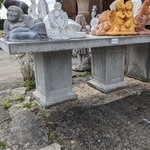 Betonnen tafel op sokkels