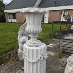 Vaas op sokkel