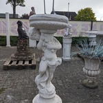 Tuinbeeld vrouw met bloembak