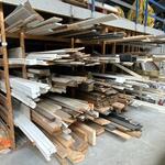 Partij balken plinten en glaslatten
