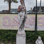 Tuinbeeld vrouw met druiven op sokkel gepatineerd