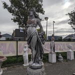 Tuinbeeld vrouw met bloemen