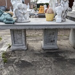 Betonnen tafel op sokkels
