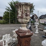 Grote vaas op sokkel