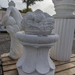 Fruitmand op sokkel