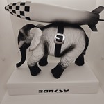 Banksy fanart sculptuur – Banksy ‘Elephant War’