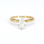 Gouden solitaire ring met een marquise geslepen diamant in witte zetti