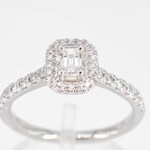 Witgouden entourage ring met briljant en baguette geslepen diamant