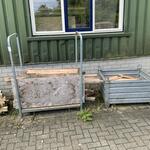 Stapelbak en rek piketpaaltjes