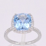 Witgouden entourage ring met kussenvormig geslepen topaas