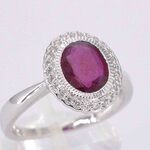 Witgouden entourage ring met diamanten en robijn