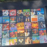 Partij diverse tabletaccesoires, beschermhoezen, dvd’s en cd’s