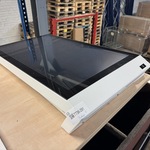 Wall Kiosk Eminent 32″ met portrait touchscreen Prestop, PT-KIOSK-EM32
