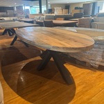 Eettafel – ovaal – zwart metalen spinpoot