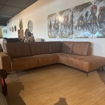 Hoekbank met open eiland – cognac microvezelstof – zwarte poten