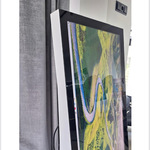 Wall Kiosk Eminent 32″ met portrait touchscreen Prestop, PT-KIOSK-EM32