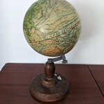 Wereldbol op houten standaard