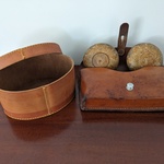 Houten gereedschap in leren tas