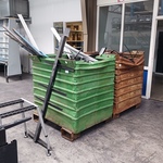2x Transportkist met reststukken metaal en aluminium
