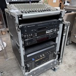 Complete muziekinstallatie met flightcase Behringer, Tascam, Denon, So