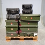 Diverse koffers en transportkisten
