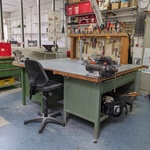 Werkbank v.v. 2x bankschroef met inhoud