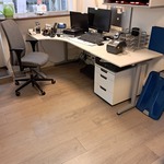Hoekbureau met ladeblok en bureaustoel