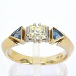 Gouden vintage ring met een grote prinses geslepen diamant en saffiere
