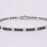 Witgouden tennisarmband rondom gezet met zwarte en witte diamanten