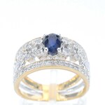 Gouden ring vol met diamanten en een saffier