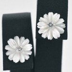 Witgouden oorbellen met 0.18 carat diamanten en parelmoer edele bloem