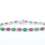 Witgouden tennisarmband met diamanten en smaragd en robijn