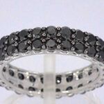 Witgouden eternity ring met zwarte diamanten