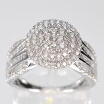Witgouden entourage ring met diamanten