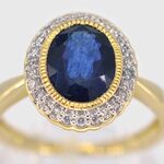 Gouden entourage ring met diamanten en saffier