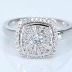Witgouden entourage ring met diamanten