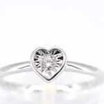 Witgouden ring met een briljant geslepen diamant in hartvorm