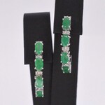 Witgouden oorbellen met diamanten en smaragd