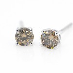 Witgouden solitair oorbellen met champagne diamanten