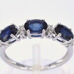 Witgouden ring met diamanten en saffier