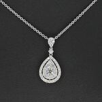 Gouden druppelvormige hanger en collier vol met diamanten